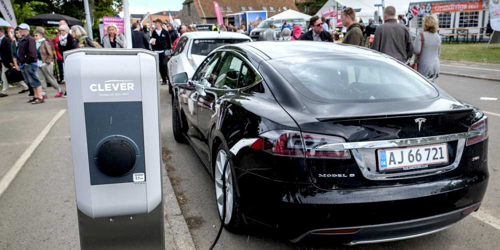 Black_Tesla_Model_S_UK